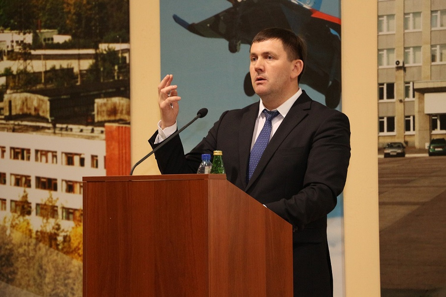 Дорожные пробки, новый мост и театр обсудил мэр Каменска-Уральского Алексей Шмыков с рабочими КУЛЗа. Кое-что, как обычно, взял на заметку