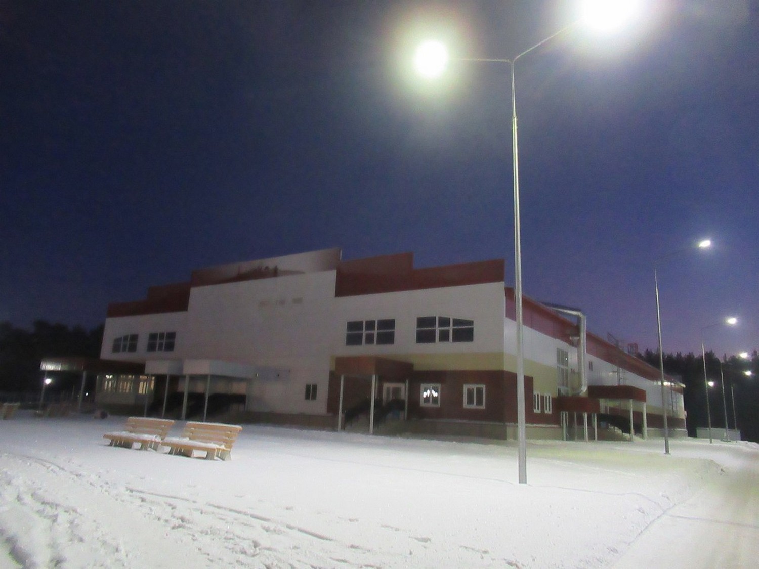 Неужели откроют? На крытом катке в Каменске-Уральском монтируют трибуны и устанавливают сантехнику. Второй этаж – уже готов