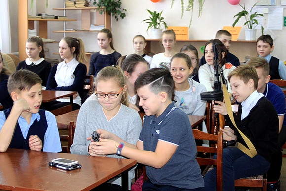 На курок нажать не так-то просто! «Афганцы» пришли в библиотеку в Каменске с винтовкой и револьвером, а потом сфотографировались с детьми