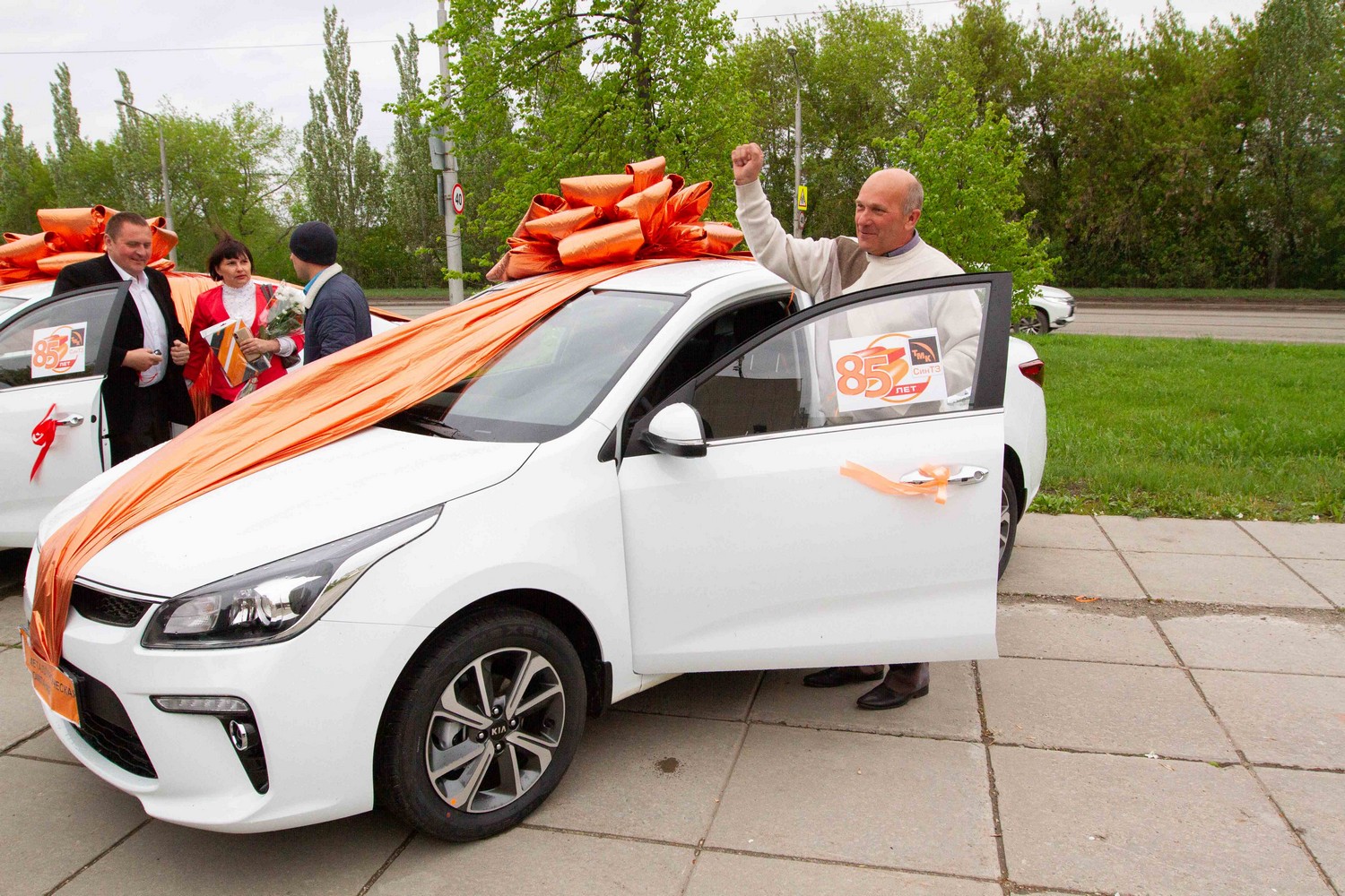 Министр, мэр и руководство СинТЗ Каменска-Уральского поздравили коллектив с 85-летием завода и вручили лучшим рабочим ключи от трех Kia Rio