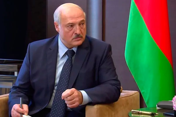 Лукашенко обсудил с Путиным и Токаевым ситуацию в Казахстане