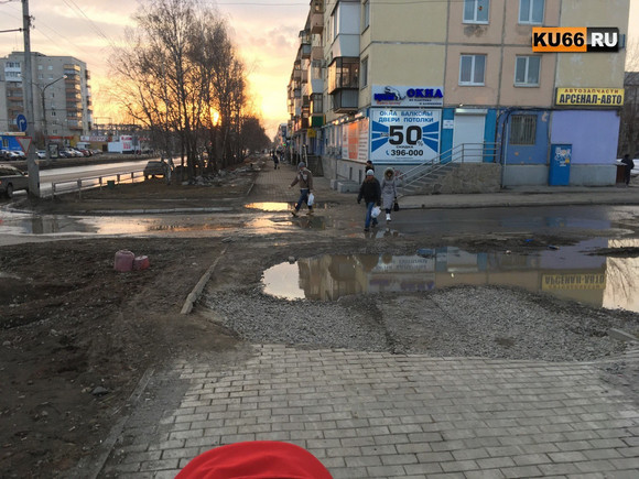 «Да здесь Титаник утонет»; «Позорище, хоть вплавь, хоть на лодках»… Жители Каменска-Уральского завалили соцсети впечатлениями от половодья