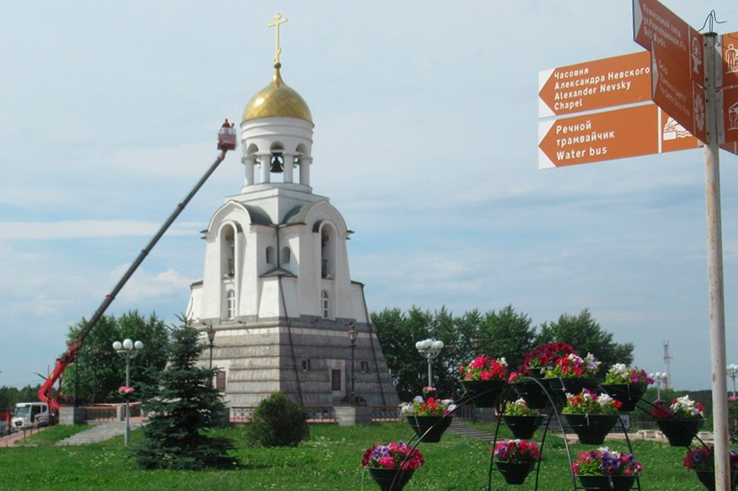 В Каменске-Уральском наводят марафет к Дню города: ремонтируют часовню Александра Невского, отмывают от грязи столбы на площади