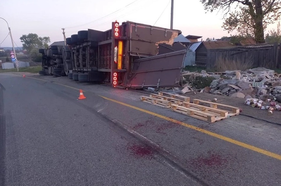 На Урале опрокинулась фура с консервами