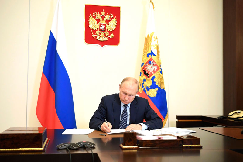 «Очень рассчитываю». Путин определил день голосования за поправки в Конституцию РФ — это будет день среди недели, он станет выходным. ОПРОС