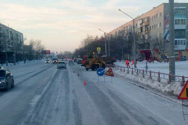 В мэрии рапортовали, как вывозят снег с улиц Каменска и признали: «Работы еще очень много». Сугробы ликвидируют и во дворах. ОПРОС