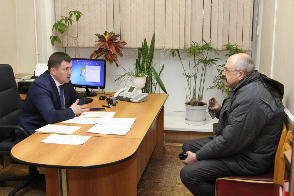 Говорили о мостах, автобусах и освещении: чиновники Каменска-Уральского встретились с населением в Общероссийский день приема