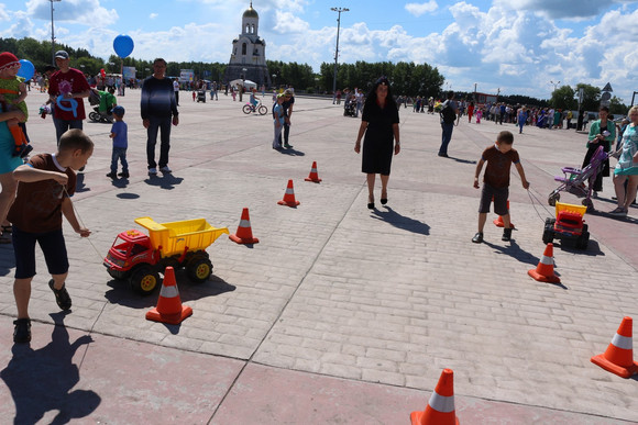 Инспекторы по пропаганде Госавтоинспекции Каменска-Уральского определили самый безопасный детский транспорт