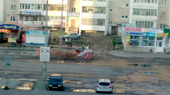 В пятницу в Каменске-Уральском пьяный водитель на автомашине провалился в яму. «А когда вытащили - продолжили бухать!». ФОТО