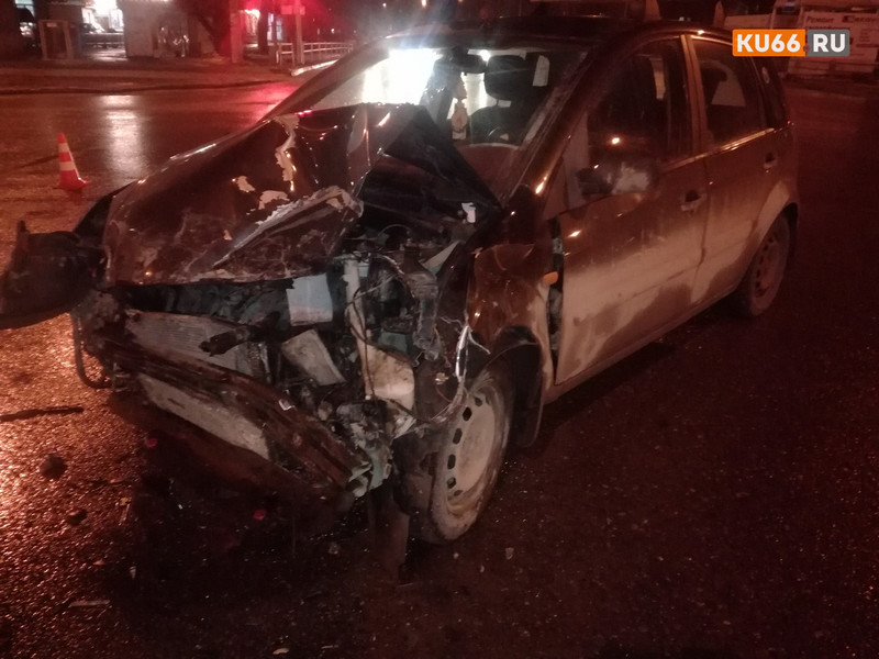 Из-за женщины за рулем Форда в Каменске-Уральском произошло серьезное ДТП: «случайный» водитель сбил двух пешеходов на тротуаре