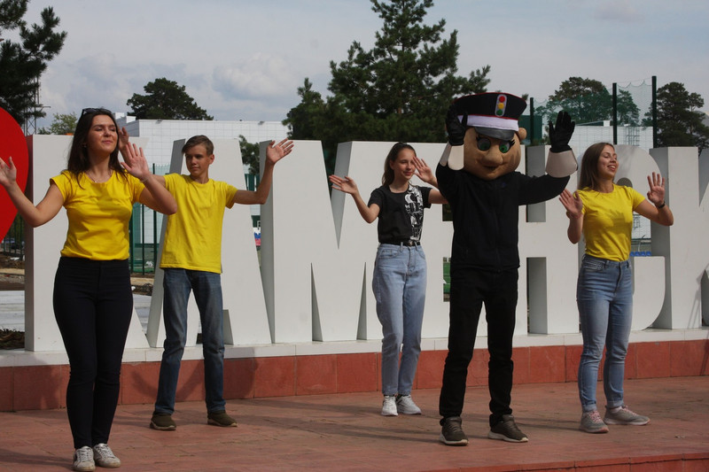 Школяры собрались на День светофора в Каменске-Уральском — узнали об истории праздника и о том, где в городе появился первый «трехглазый»