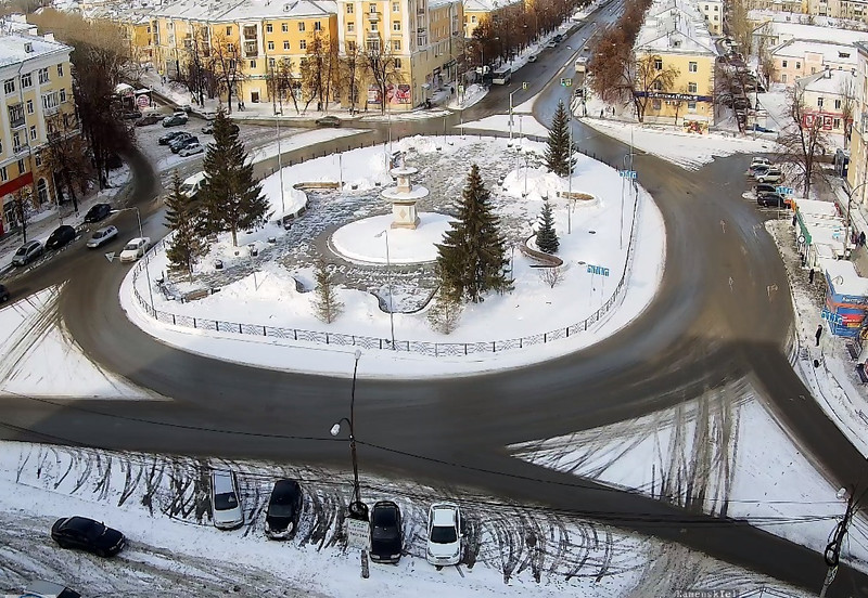 Жители Каменска-Уральского заметили, что фонтан на площади Горького открыли