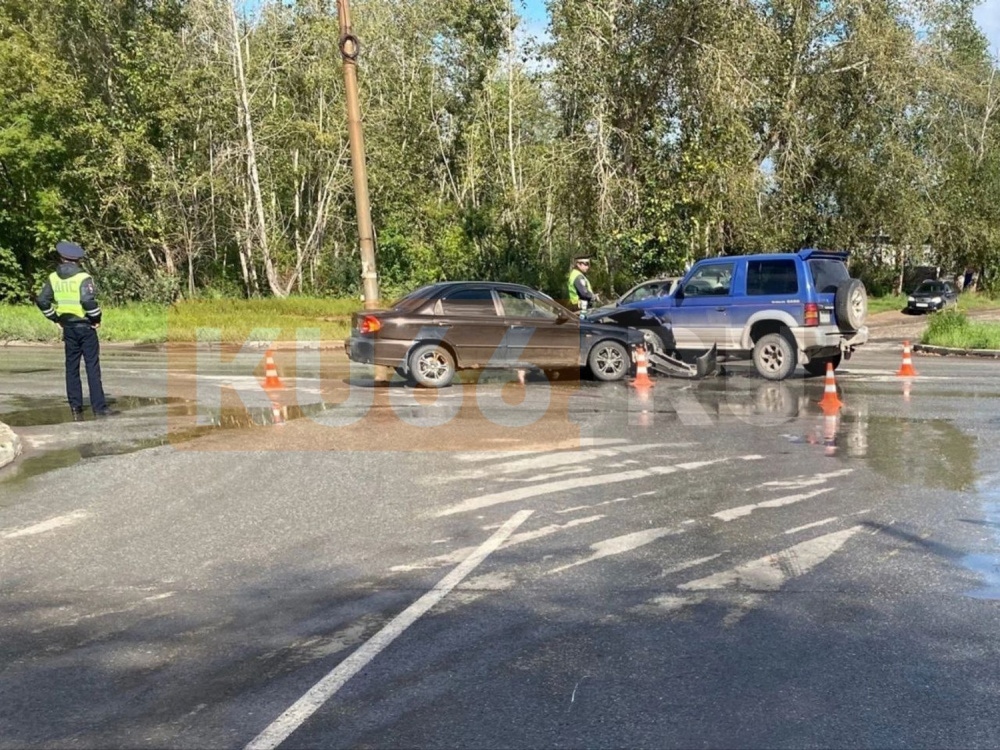 В Каменске-Уральском внедорожник протаранил легковушку. Видео | В Каменске-Уральском в ДТП пострадал пассажир Kia Spectra