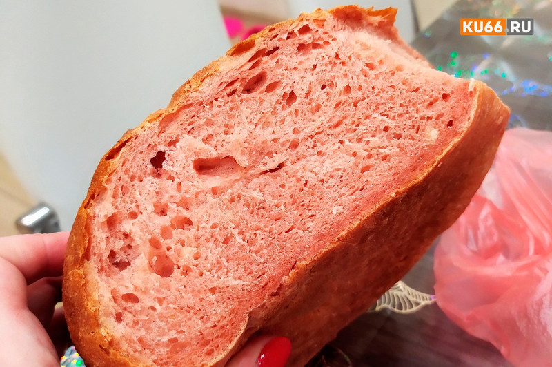 «Пробовать не рискнула». Жительница Каменска-Уральского приобрела необычный розовый хлеб. Говорят, это опасный грибок из-за плохой муки