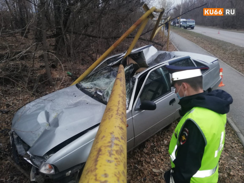 В Каменске-Уральском в результате ДТП повреждён газопровод. Есть пострадавший