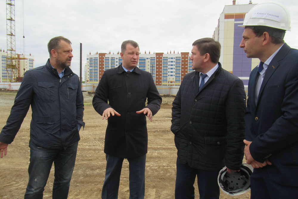 Замминистра строительства в Каменске-Уральском: думает про обманутых дольщиков и следит за возведением новой школы. А застройщик краснеет...