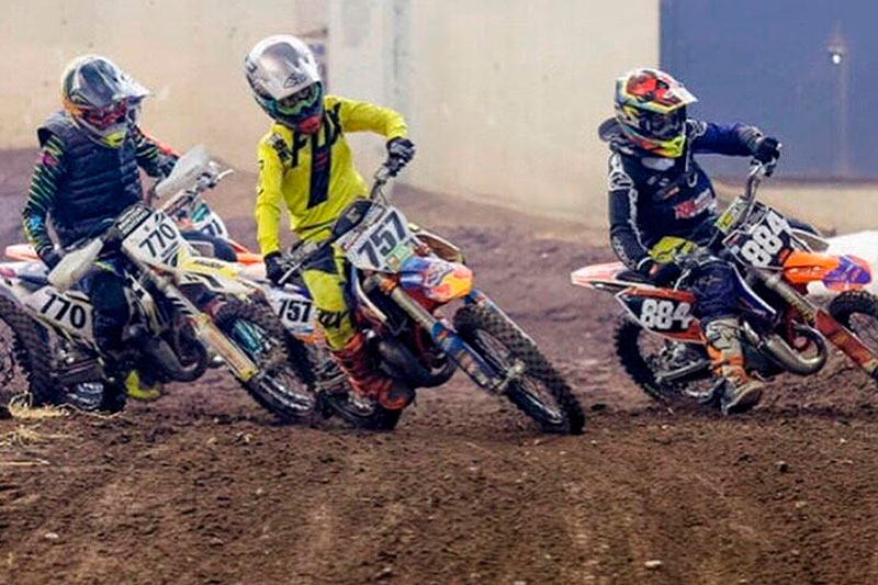 Все по-взрослому: как в юношеской международной гонке «Adrenalin Arena Kids Cup-2020» мотогонщик из Каменска-Уральского толкал байк к финишу