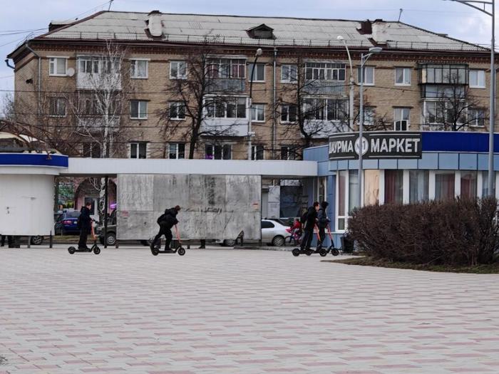 Школьница на самокате попала в больницу в Екатеринбурге | 16-летняя девушка упала с электросамоката и получила травмы в Екатеринбурге