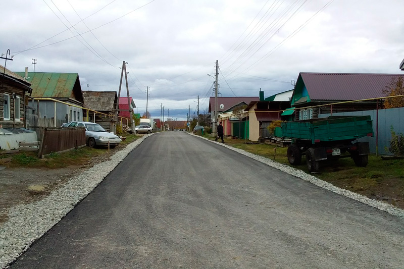 В деревне на территории Каменска-Уральского уложили 422 метра асфальта — мэр Шмыков лично приехал посмотреть, как и что здесь сделано