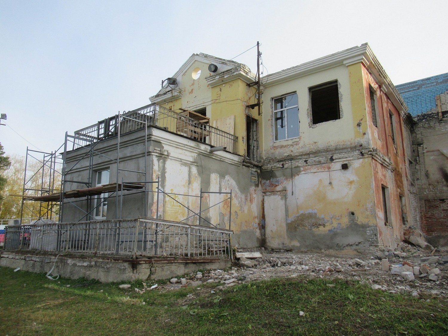 Спорткомплекс «Космос» в Каменске-Уральском преображается на глазах: подрядчик разделался с кровлей и начал внутреннюю отделку