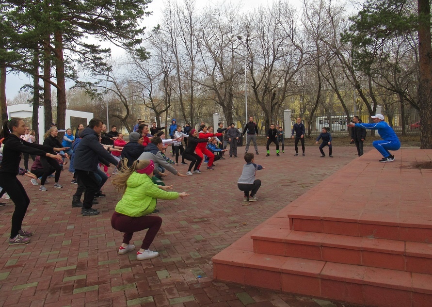 Первая общегородская зарядка на открытом воздухе прошла в Каменске-Уральском в субботу — собралось полсотни жителей, в т. ч. именитых. ФОТО Первая общегородская зарядка на открытом воздухе прошла в Каменске-Уральском в субботу — собралось полсотни жителей, в т. ч. именитых. ФОТО