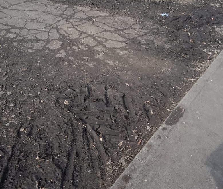 Жительница Каменска-Уральского пожаловалась на недоделанный тротуар. ВИДЕО