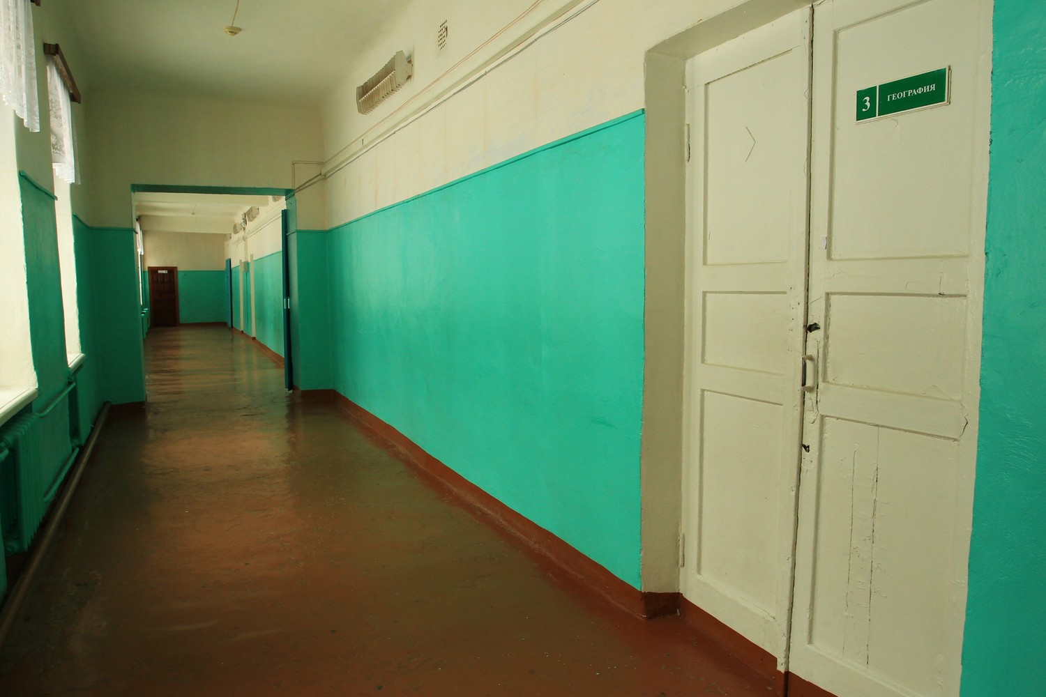 Forbes: в российских школах не хватает бумаги, есть проблемы с поставками продуктов