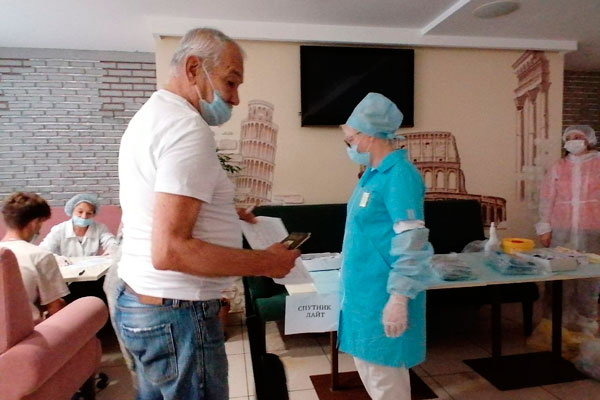 «Ажиотажа нет». В мэрии рассказали, как прошла выездная вакцинация в ТЦ Каменска, где на выбор горожанам предлагали один из двух «Спутников»