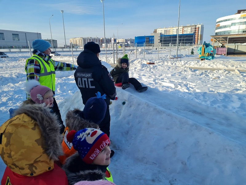 ГИБДД и воспитанники каменского детсада провели мероприятие «Осторожно, горка»