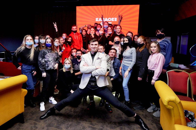 Отвечали на околомузыкальные вопросы, играли в игры и пели в караоке — так молодежь в Каменске-Уральском отметила День студента