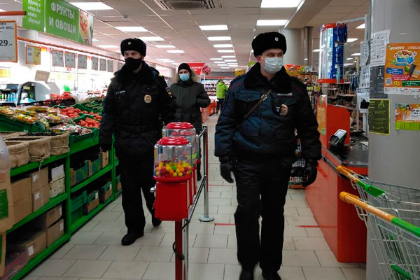 Жители Каменска-Уральского привыкли носить маски, а в магазинах не думают о безопасности покупателей — антисептиков во многих из них нет!