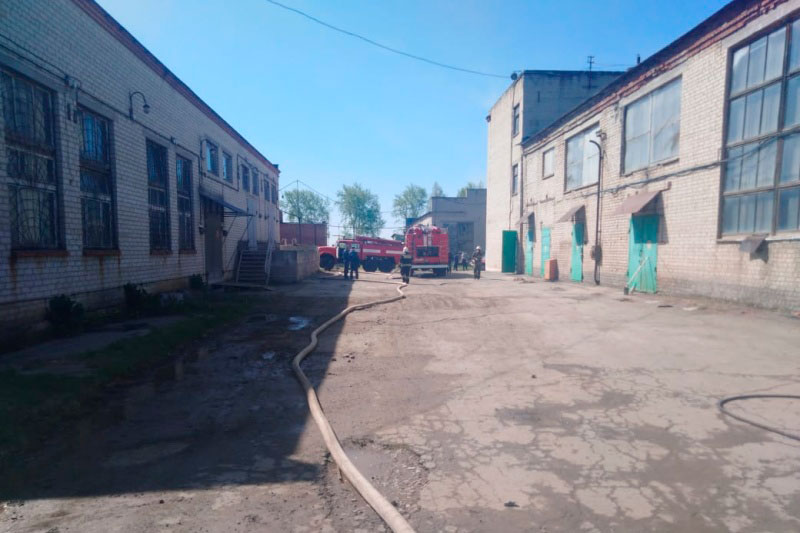 Утром в Каменске-Уральском вспыхнул пожар в складском помещении — из-за угрозы распространения огня тушить прибыли пять единиц спецтехники