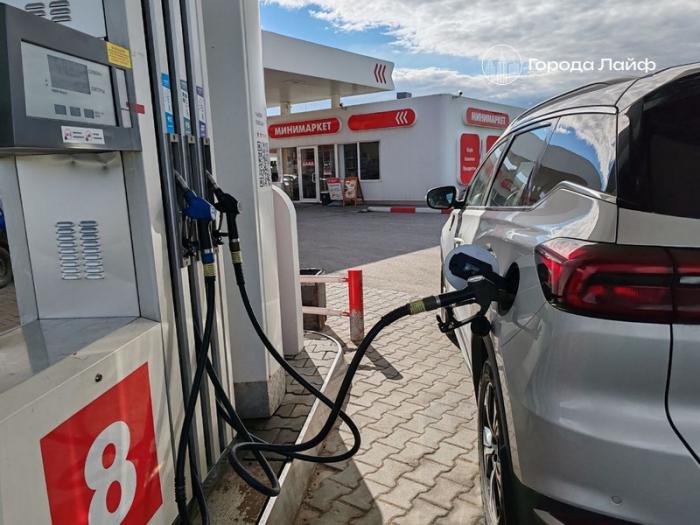 С каждым литром больнее: цены на бензин в Екатеринбурге снова рванули вверх | В Екатеринбурге выросли цены на 92-й и 95-й бензин