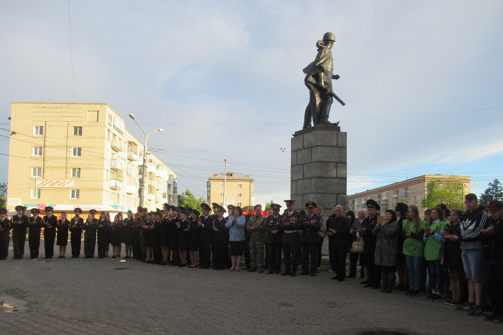 Четыре поколения жителей Каменска-Уральского собрались у памятника Кунавину — в канун Дня памяти и скорби зажгли свечи. Вспомнили...