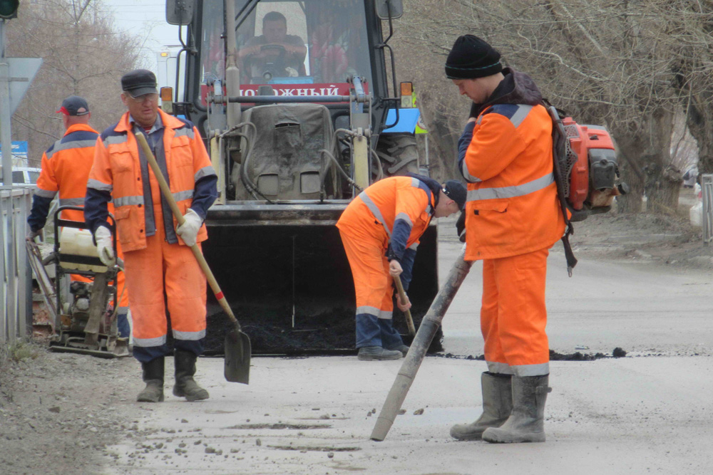 «На дорогах много пыли», - ропщут рабочие в Каменске-Уральском. Говорят, на улицы уже вывели большой пылесос, но он не справляется...