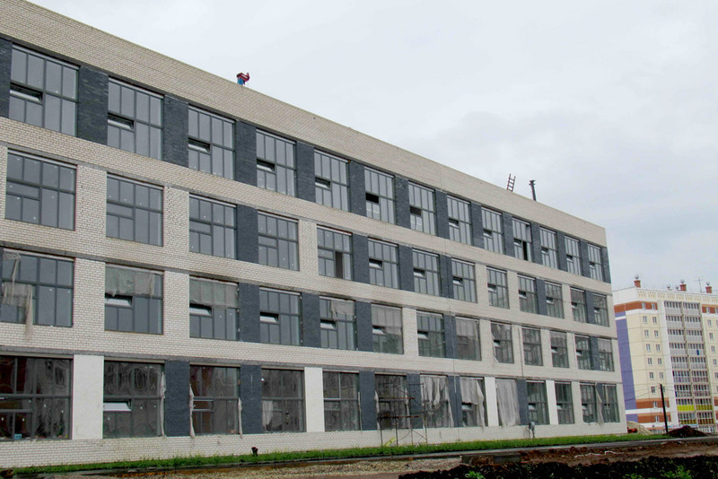 Строящуюся школу в мкрн Южный оценивает не только мэр Шмыков, но и прокурор Каменска-Уральского Васильев. Вроде доволен и впечатлен...