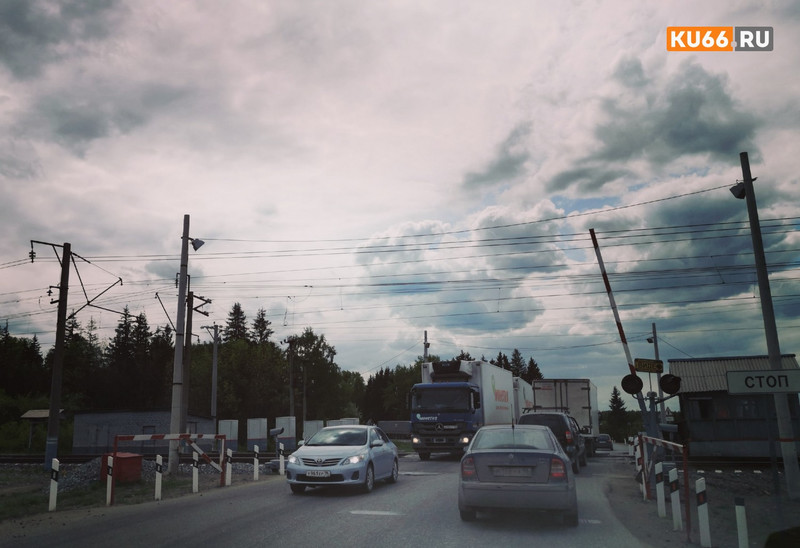 Автомобилистам в среду и пятницу придется простоять в пробке на переезде между Каменском-Уральским и Екатеринбургом