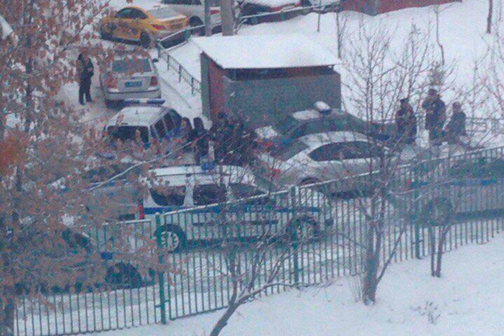 В Москве старшеклассник пришел в школу с ножом и угрожал свести счеты с жизнью. Руководству учреждения пришлось эвакуировать учеников