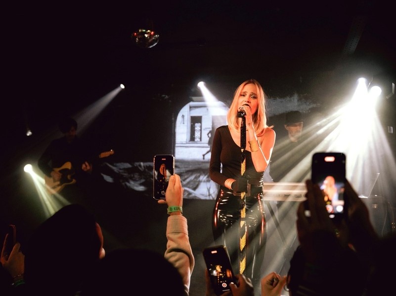 «Материлась со сцены и трогала себя за ***»: Глюкоза возмутила красноярцев своим поведением на концерте | Глюкоза разозлила зрителей в Красноярске своим поведением на концерте