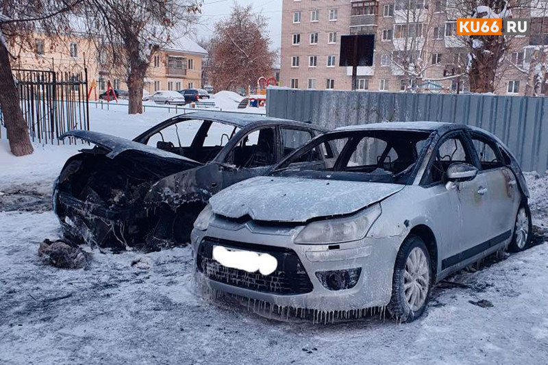 Утром в Каменске-Уральском сгорели две иномарки. ВИДЕО