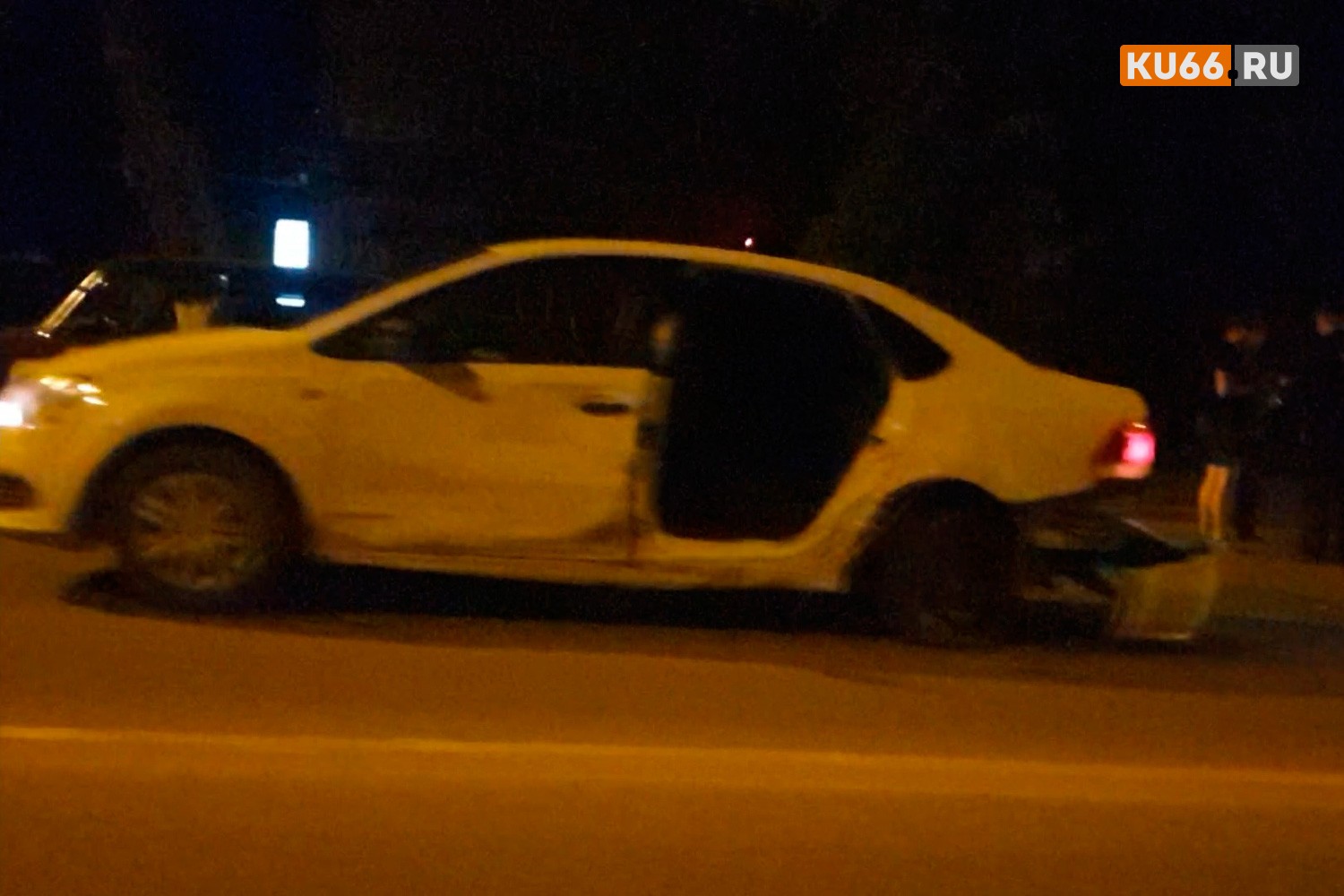 Водитель Toyota Camry среди ночи устроил массовую аварию в Каменске-Уральском: у одной из машин оторвало… заднюю пассажирскую дверь
