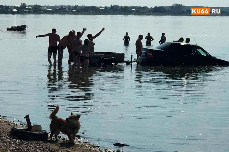 Легковушка скатилась с горки в озеро Сунгуль в селе под Каменском-Уральским - никто не пострадал, но зрелище всех повеселило