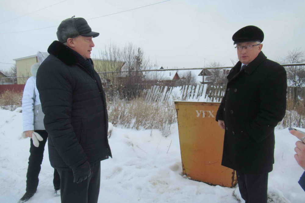 Одного контейнера хватит? Чиновники проехались по удаленным территориям Каменска и решили: в вывозе мусора есть еще над чем работать!