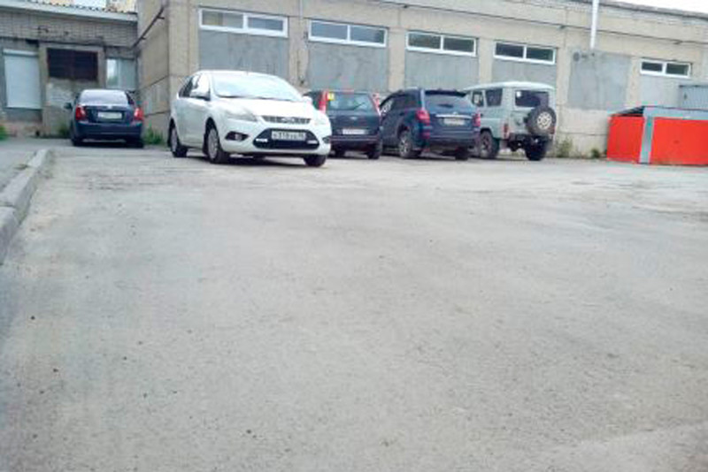 Самая крупная УК Каменска-Уральского благоустраивает придомовые территории, в т. ч. отмостки, проезды и заезды. Идут и ямочные ремонты