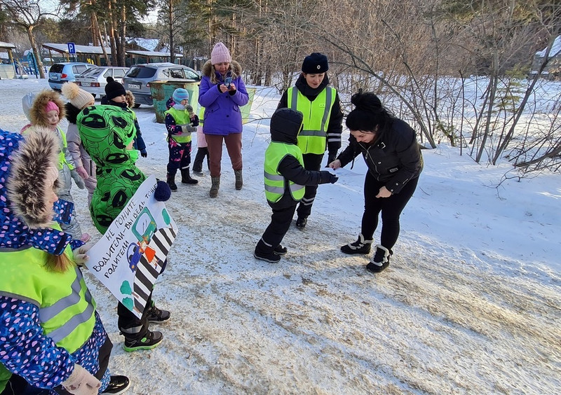 Каменские дети попросили водителей ездить по правилам