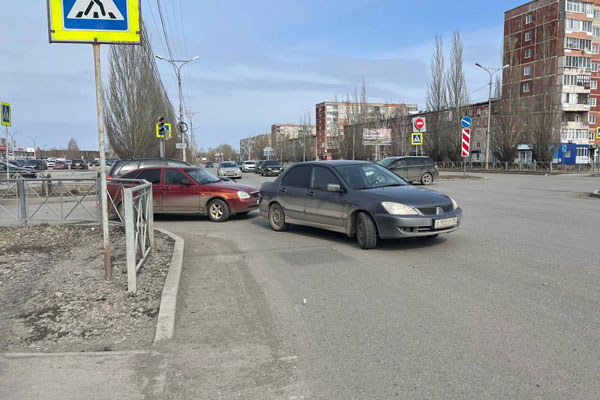 В Каменске-Уральском в ДТП с тремя легковушками пострадала 32-летняя женщина-водитель "Лады" | На Урале столкнулись три автомашины. Один из водителей получил травмы