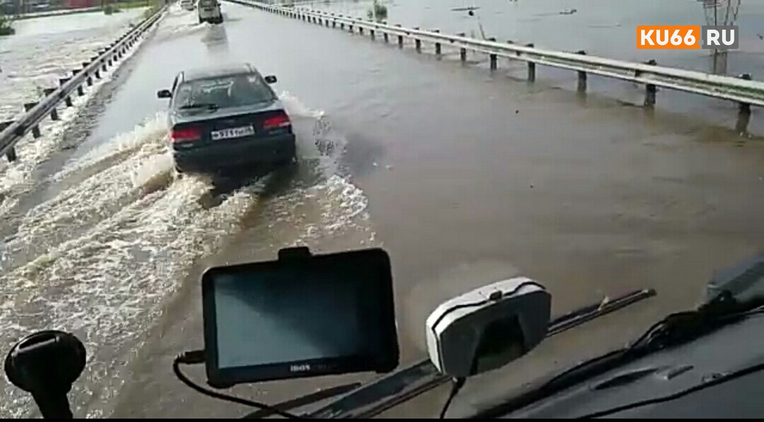 Дальнобойщик из Каменска-Уральского застрял на мосту из-за потопа в Иркутской области. «Трассу перекрыли, продукты подпрыгнули в цене»