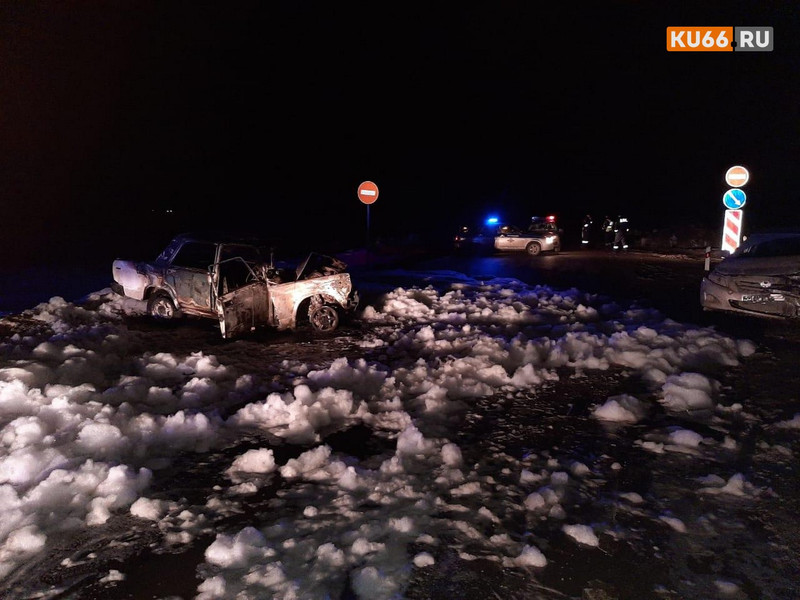 В страшном лобовом ударе вазовской «семерки» и Тойоты на трассе под Каменском-Уральским один из водителей сгорел заживо. Тело не опознано