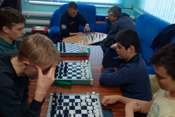 В поселке Мартюш прошел шахматно-шашечный турнир