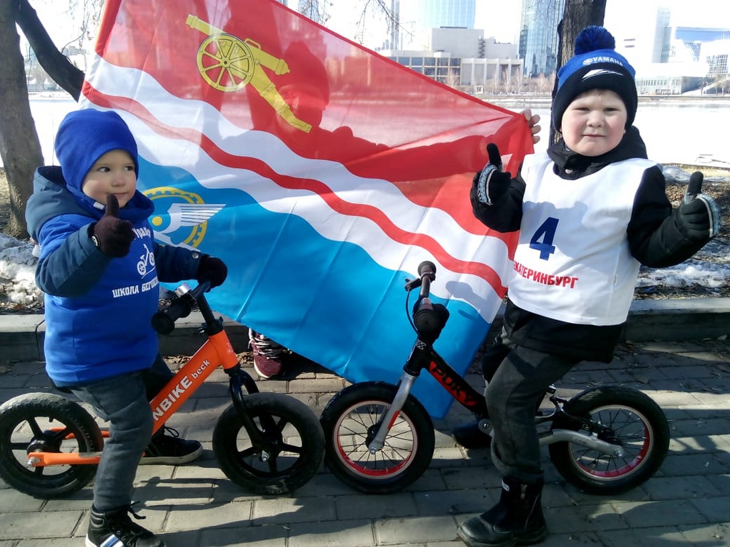 В рамках заездов «Гонец весны» в Каменске-Уральском выступили спортсмены на беговелах и не только. Кто победил?